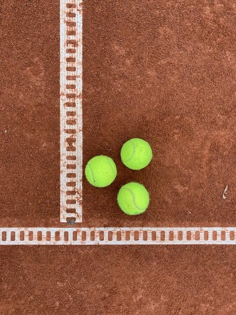 Tennisbälle © 2025 by Sabine Henneberger is licensed under CC BY-NC-ND 4.0. To view a copy of this license, visit https://creativecommons.org/licenses/by-nc-nd/4.0/