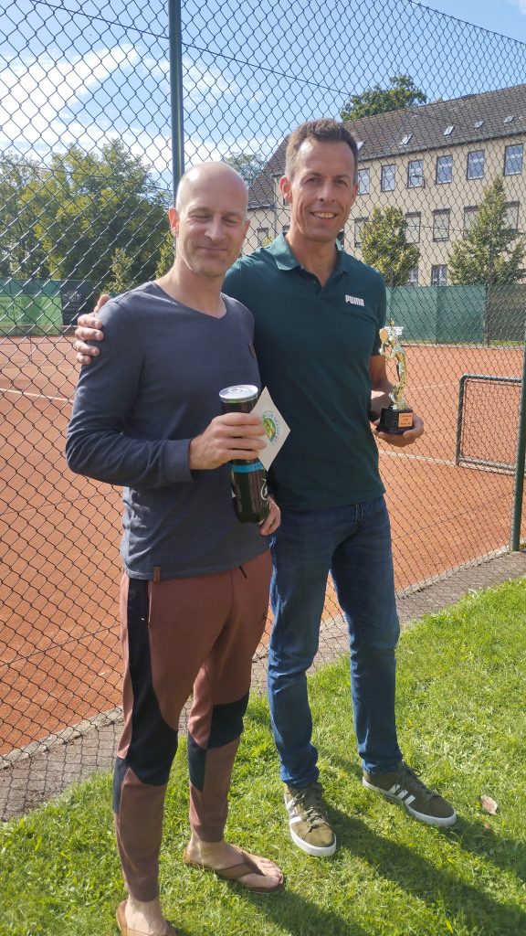 TCO-Herren-40 © 2025 by Olaf Troche is licensed under CC BY-NC-ND 4.0. To view a copy of this license, visit https://creativecommons.org/licenses/by-nc-nd/4.0/